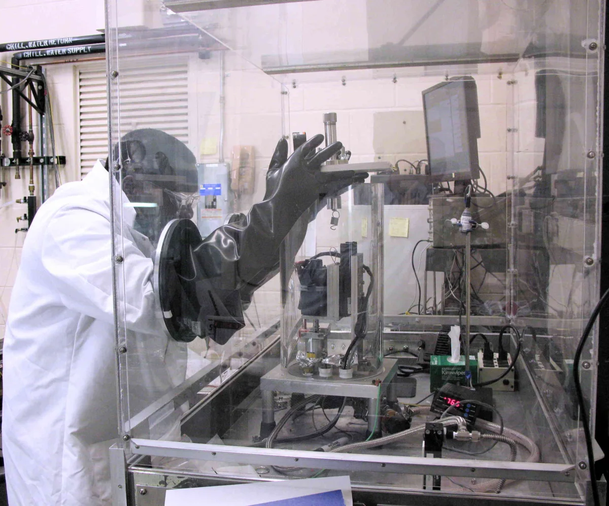 Исследователь работает с трибометром в лаборатории Argonne National Laboratory — иллюстрация трибологических исследований